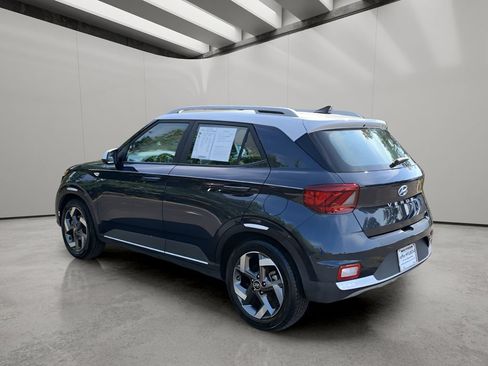 Certified 2022 Hyundai Venue Limited FWD image 3