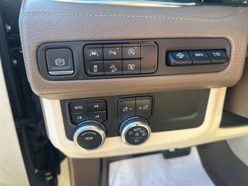 Used 2023 GMC Yukon XL Denali image 12