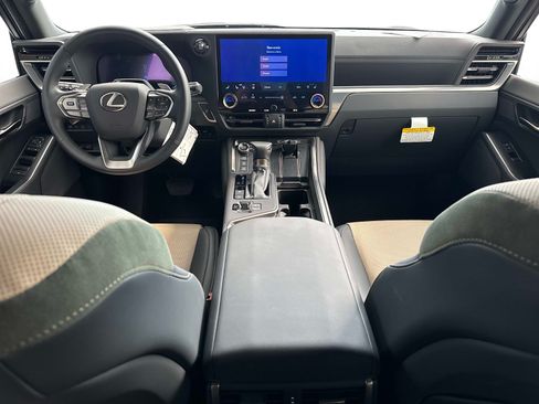 Used 2025 Lexus GX 550 AWD/4WD image 16
