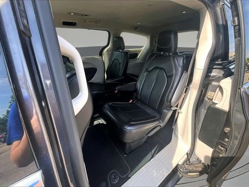 Used 2023 Chrysler Pacifica Touring-L FWD image 25