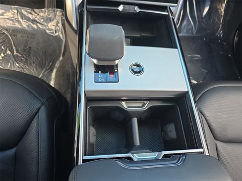 Certified 2025 Land Rover Range Rover SE image 26