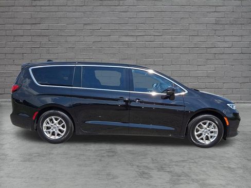 Used 2025 Chrysler Pacifica Select FWD image 13