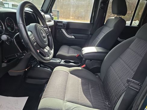 Used 2012 Jeep Wrangler Unlimited Sahara w/ Connectivity Group image 9