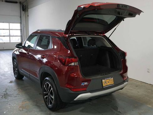 Used 2025 Chevrolet TrailBlazer LT image 3