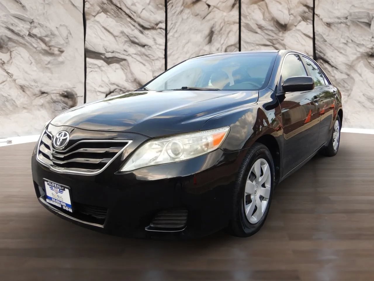 Used 2010 Toyota Camry LE FWD image 1