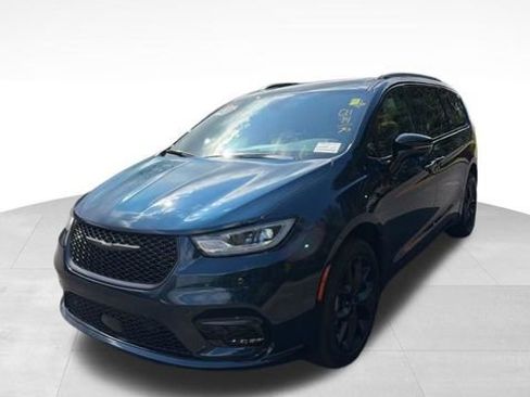 Used 2025 Chrysler Pacifica Limited image 1