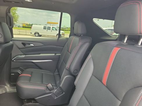 Used 2025 Chevrolet Traverse RS FWD image 10
