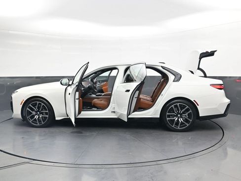 Used 2024 BMW 740i xDrive AWD/4WD image 34