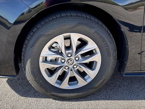 Used 2024 Toyota Sienna XLE image 5