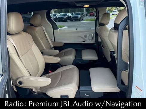 Used 2023 Toyota Sienna Limited image 14