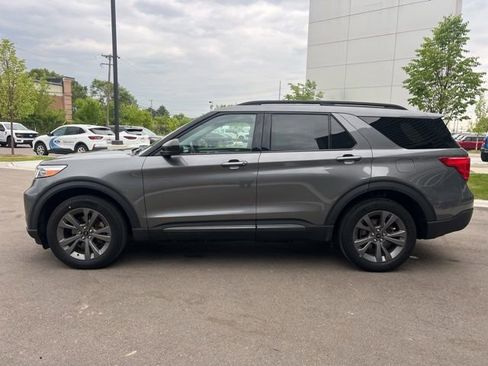 Used 2023 Ford Explorer XLT w/ Equipment Group 202A AWD/4WD image 8