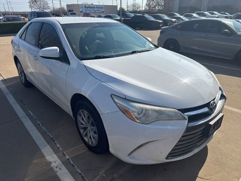 Used 2017 Toyota Camry LE image 4