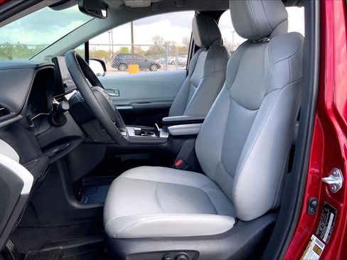 Used 2025 Toyota Sienna XLE w/ XLE Plus Package image 8