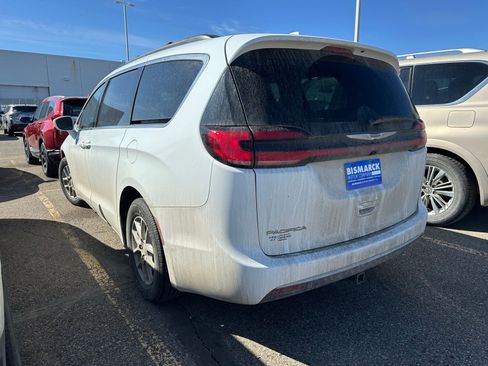 Used 2022 Chrysler Pacifica Touring-L image 4