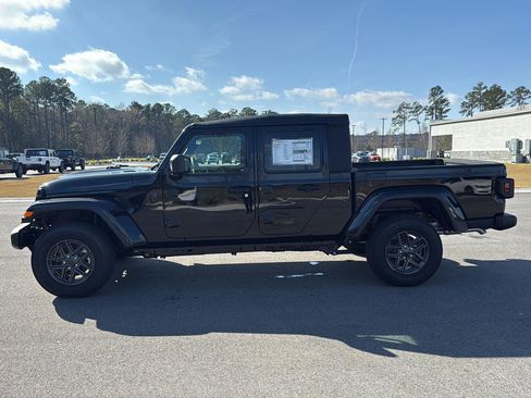 New 2025 Jeep Gladiator Sport image 4