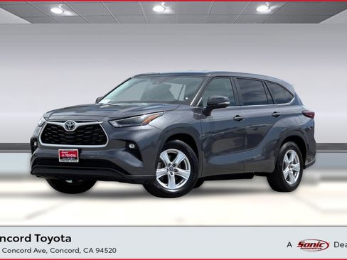 Used 2025 Toyota Highlander LE FWD image 1