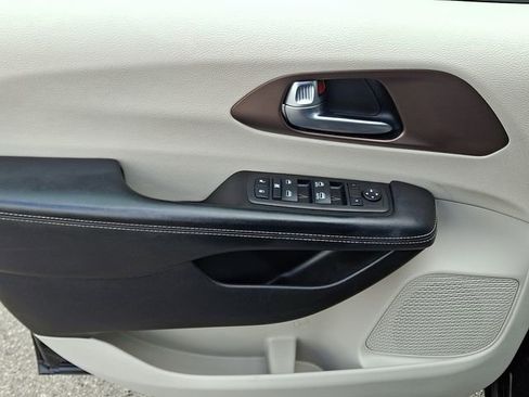 Used 2023 Chrysler Voyager LX FWD image 14