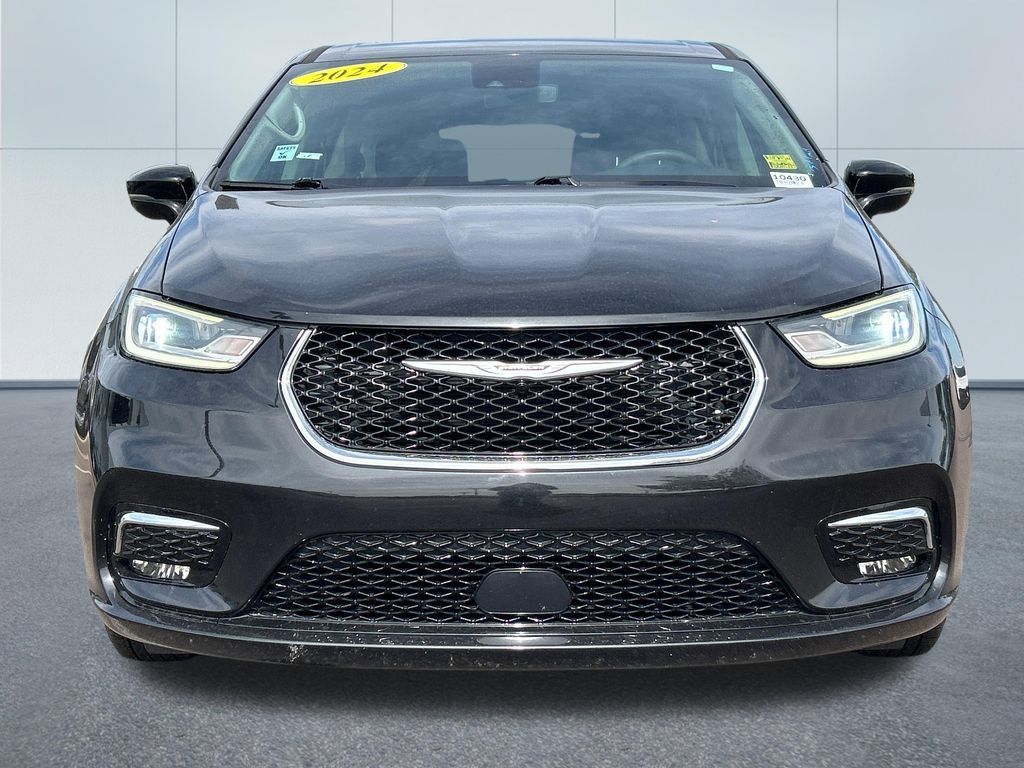 Used 2024 Chrysler Pacifica Touring-L FWD image 3