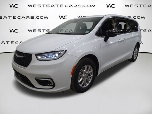 Used 2024 Chrysler Pacifica Touring-L image 43