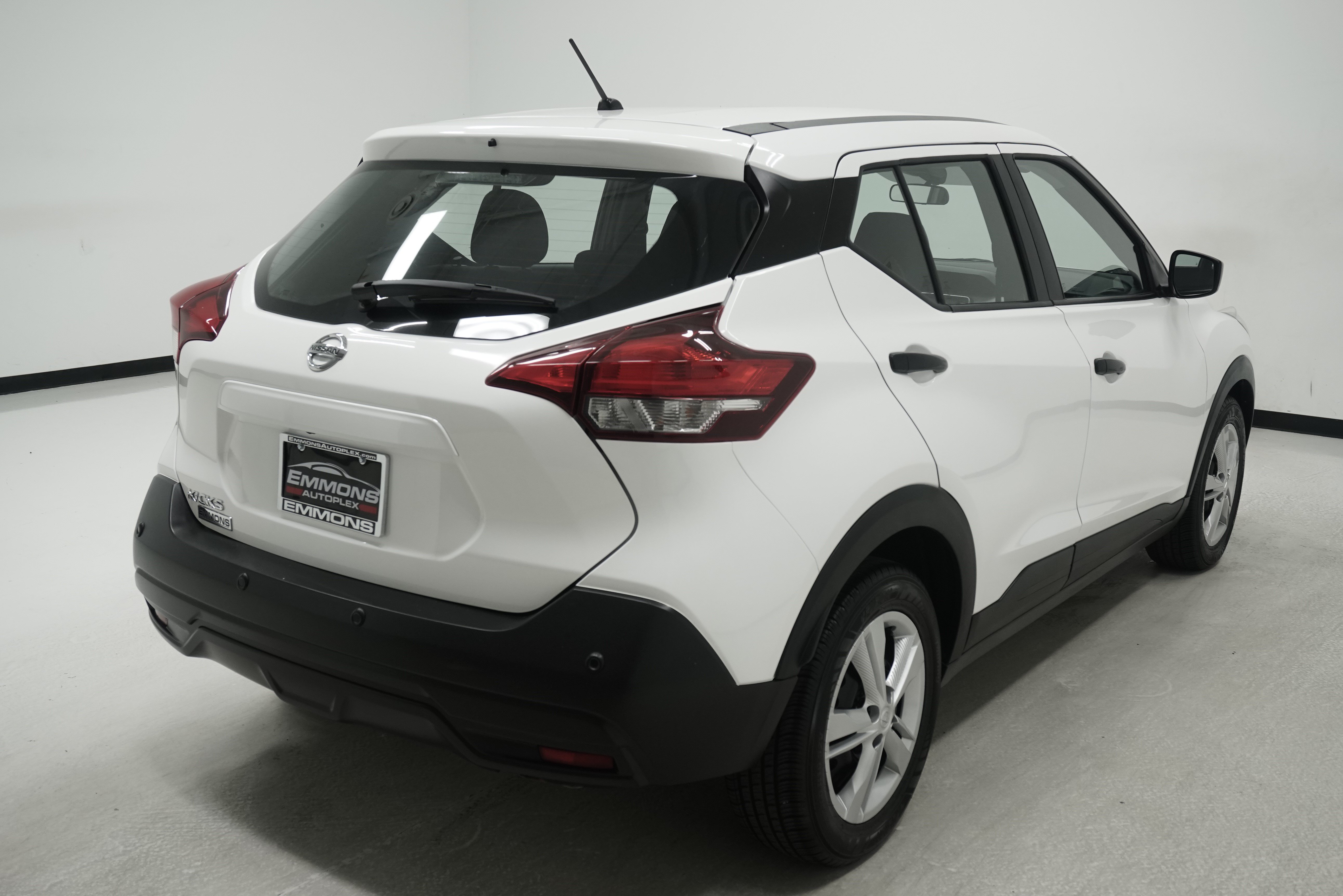 Used 2020 Nissan Kicks S FWD image 4