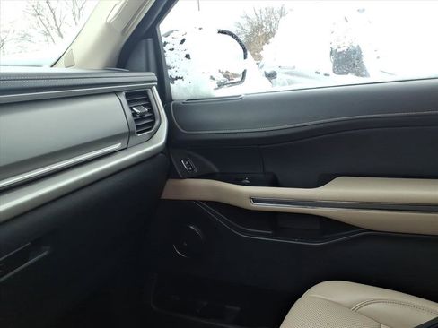 Used 2022 Ford Expedition XLT image 18