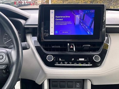 Used 2024 Toyota Corolla Cross L image 6