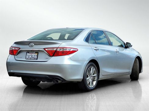 Used 2016 Toyota Camry SE image 4