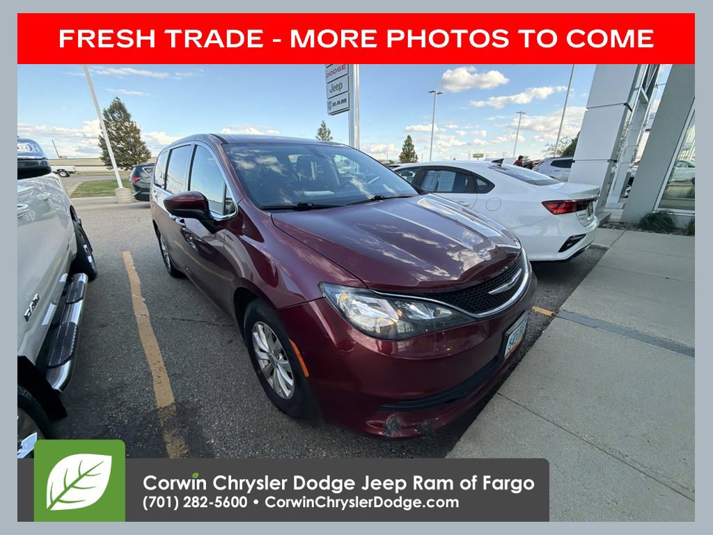 Used 2017 Chrysler Pacifica Touring w/ Tire & Wheel Group FWD image 1