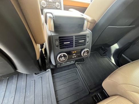 Certified 2023 Land Rover Discovery Metropolitan Edition AWD/4WD image 31