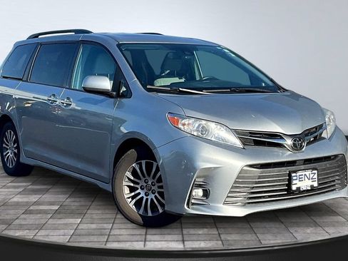 Used 2019 Toyota Sienna XLE FWD image 3