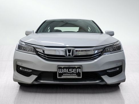 Used 2017 Honda Accord Touring image 2