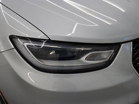 Used 2024 Chrysler Pacifica Touring-L FWD image 22