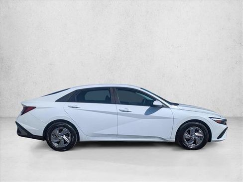 Used 2025 Hyundai Elantra SE FWD image 4