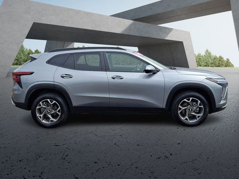 Used 2025 Chevrolet Trax LT FWD image 7