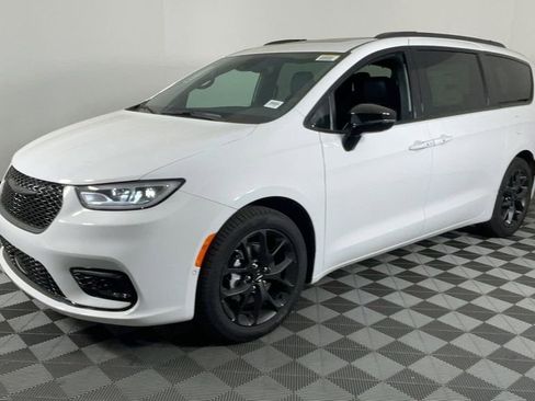 New 2025 Chrysler Pacifica Limited image 8