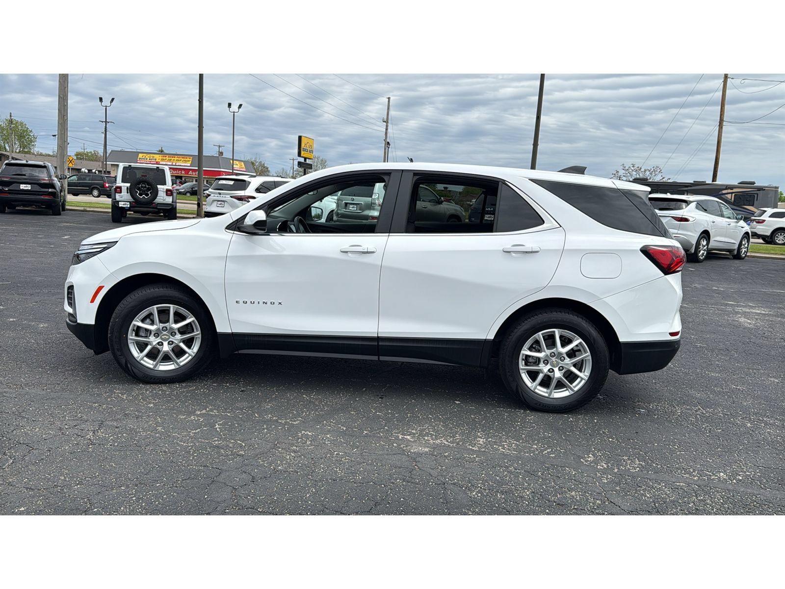 Used 2024 Chevrolet Equinox LT FWD image 4