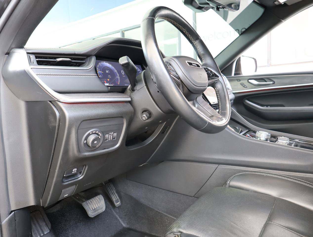Used 2022 Jeep Grand Cherokee L Overland w/ Luxury Tech Group IV AWD/4WD image 42
