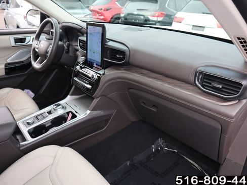 Used 2023 Ford Explorer Platinum w/ Technology Package image 17