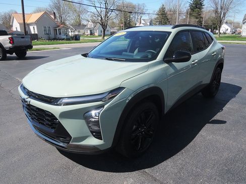 Used 2024 Chevrolet Trax ACTIV w/ Sunroof Package image 3