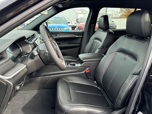 New 2025 Jeep Grand Cherokee L Limited w/ Black Appearance Package AWD/4WD image 10
