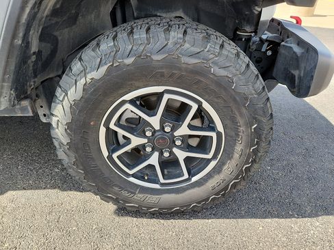 Used 2025 Jeep Wrangler Unlimited Rubicon AWD/4WD image 9