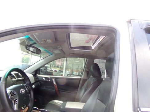Used 2011 Toyota Highlander Limited w/ Tow Pkg AWD/4WD image 11