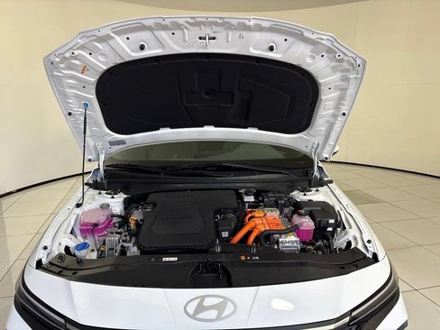 Certified 2025 Hyundai Elantra Hybrid FWD image 11
