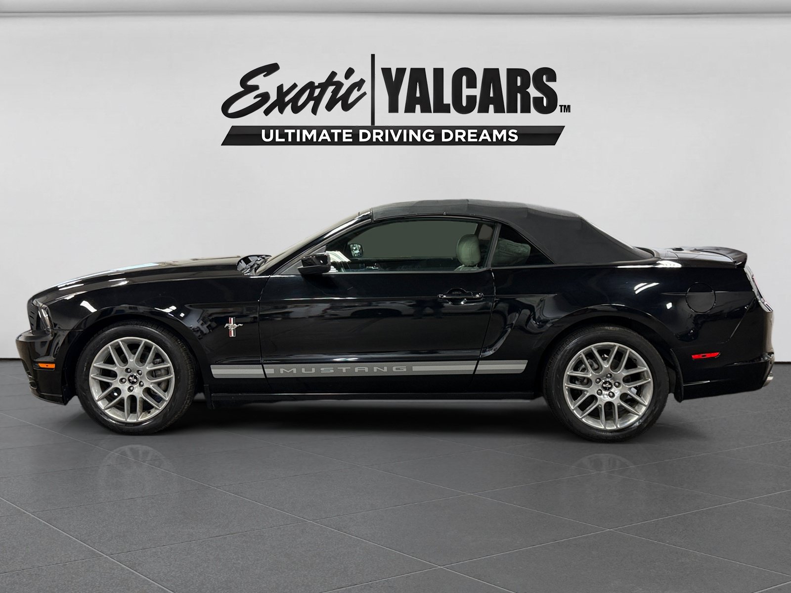 Used 2013 Ford Mustang Premium RWD image 2