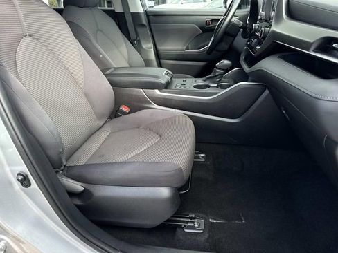 Used 2023 Toyota Highlander LE image 8