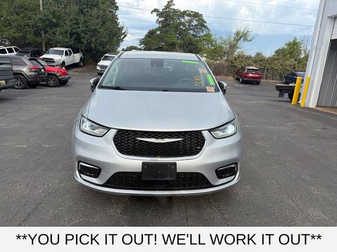 Used 2023 Chrysler Pacifica Touring-L FWD image 2