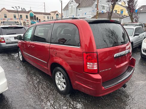 Used 2010 Chrysler Town & Country Touring image 3