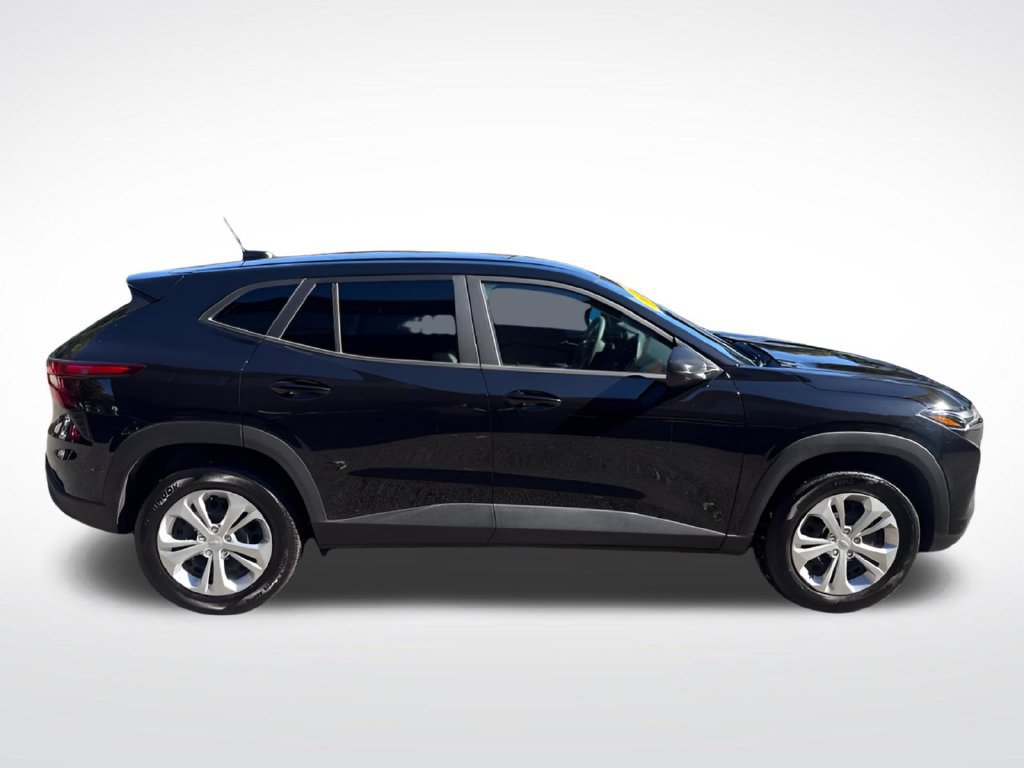 Used 2025 Chevrolet Trax LS FWD image 8