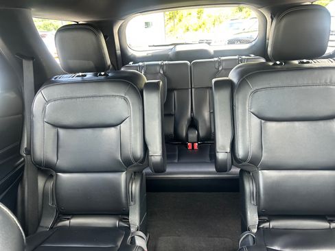 Used 2020 Ford Explorer XLT w/ Equipment Group 202A AWD/4WD image 33
