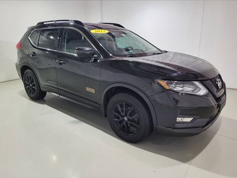 Used 2017 Nissan Rogue SV image 2